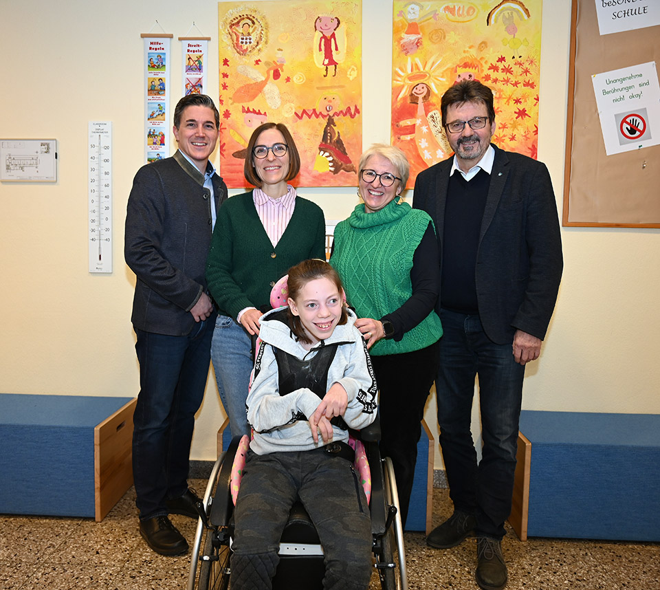 StADir. Matthias Pithan, Patricia Leb, Irene Reisel (Direktorin ASO Horn), Bgm. Gerhard Lentschig (v. l.) mit Diana Simon (vorne)   Foto: Gabriele Hohenegger